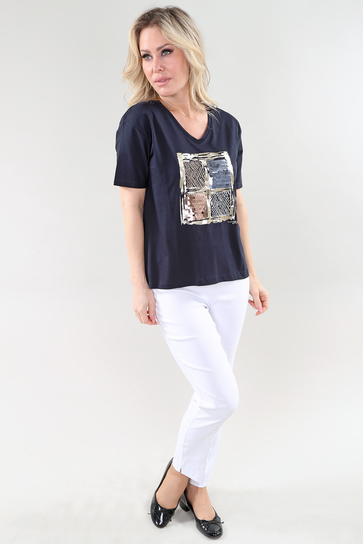 T-shirt à manches courtes avec encolure en V et strass carrés - Image 3