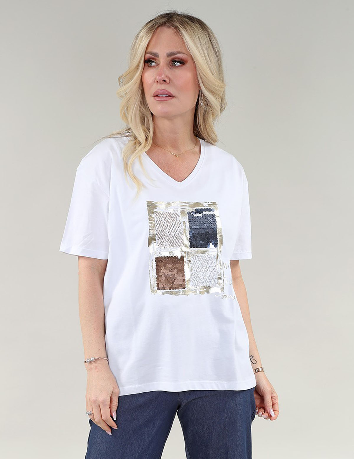 T-shirt à manches courtes avec encolure en V et strass carrés - Image 4