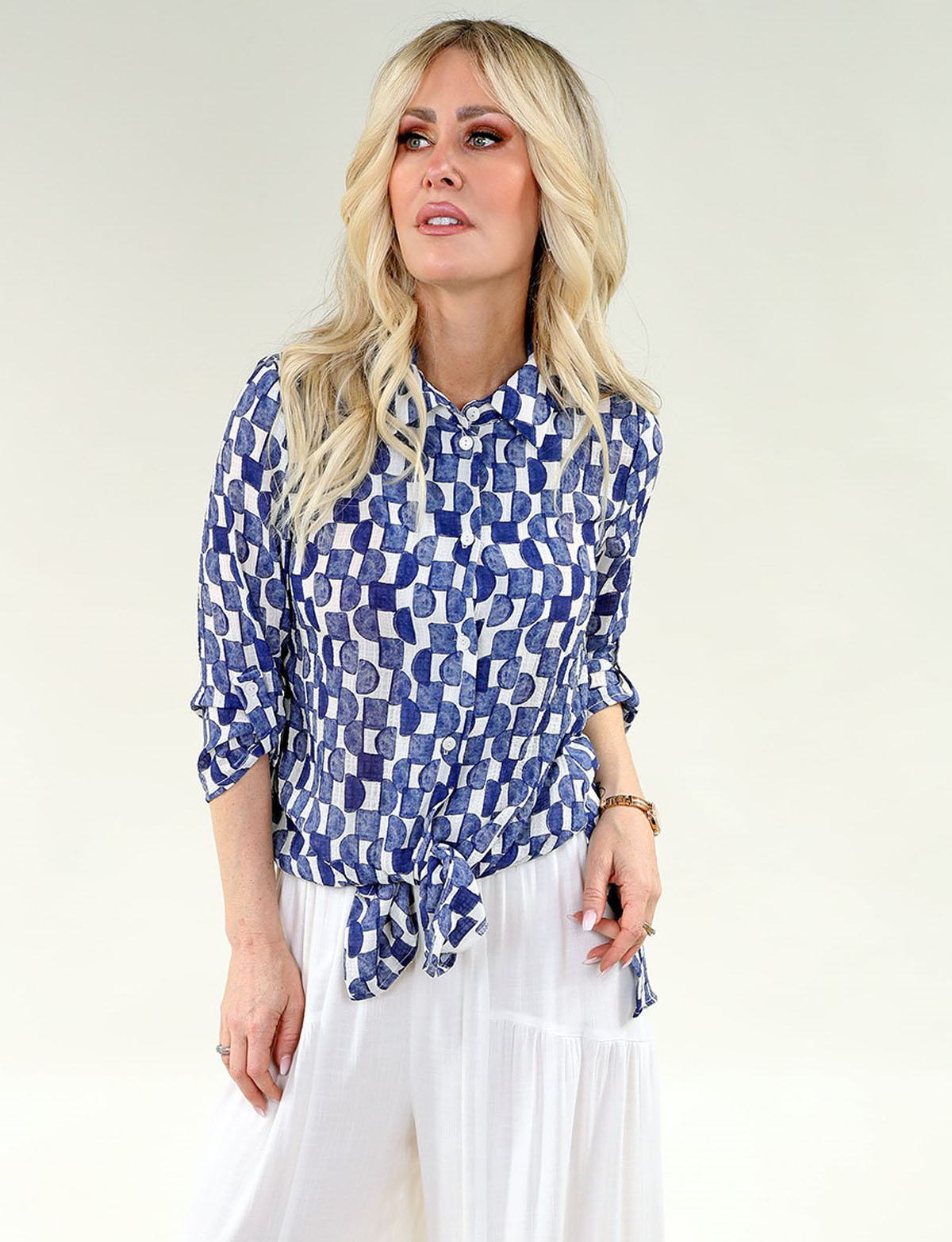 Chemise à manches 3/4 retroussables avec fente latérale et imprimé carré cercle