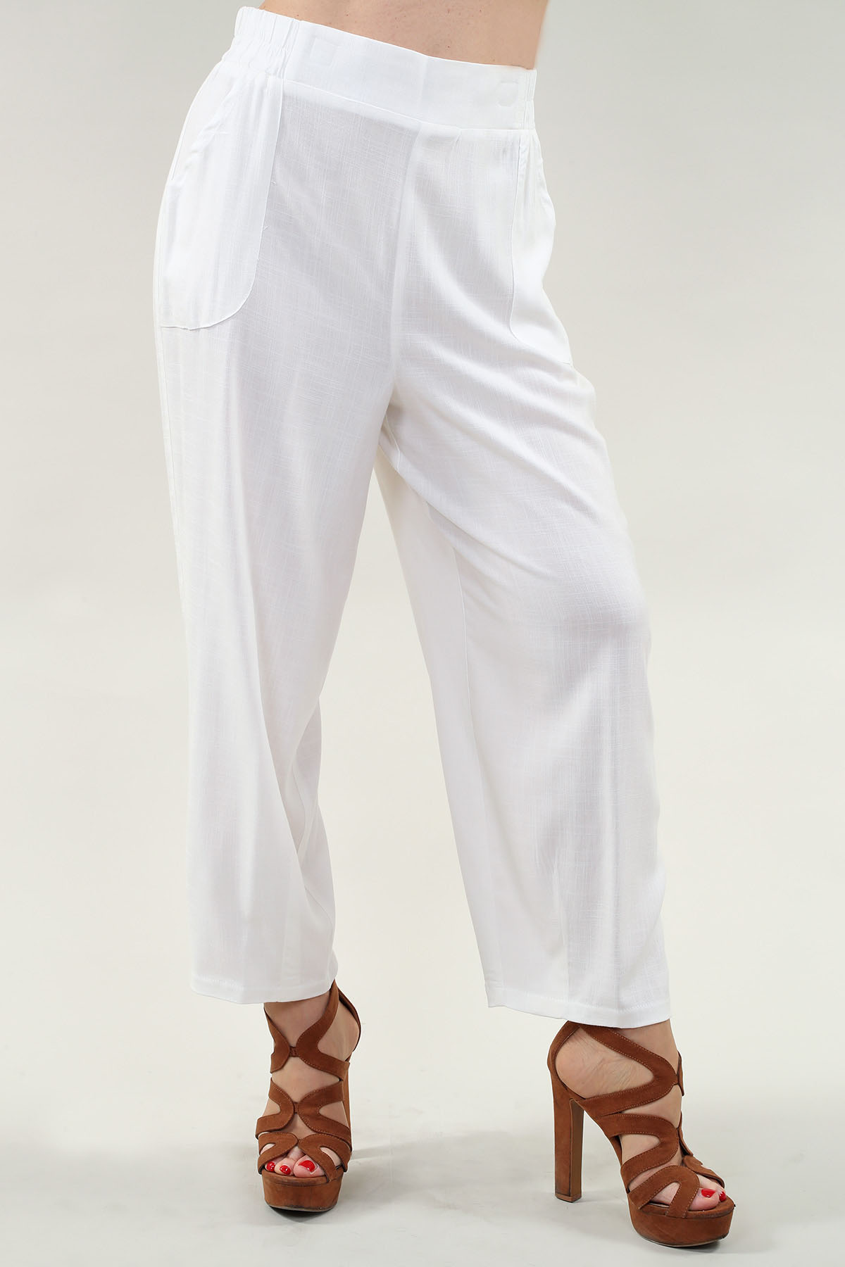 Pantalon court en lin avec large bande élastique et poches - Image 2