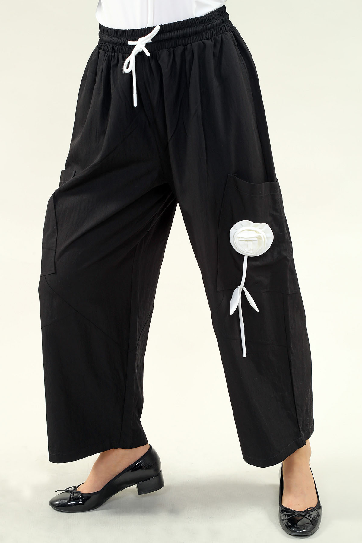 Pantalon en coton froissé avec ourlet élastique et fleur 3D sur la jambe