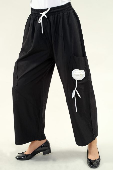 Pantalon en coton froissé avec ourlet élastique et fleur 3D sur la jambe